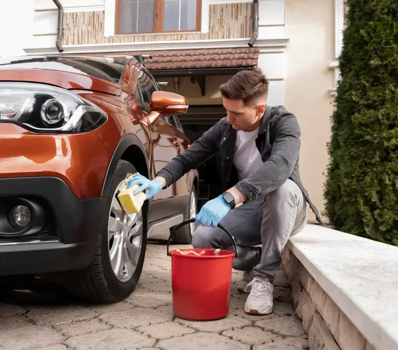 Lavage auto à domicile Ons-en-Bray : professionnel intervenant sur un véhicule
